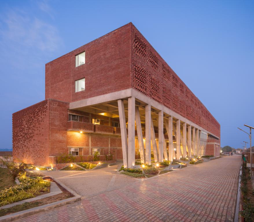 Vernacular Architecture With Advanced Techniques in this Brick Hostel ...