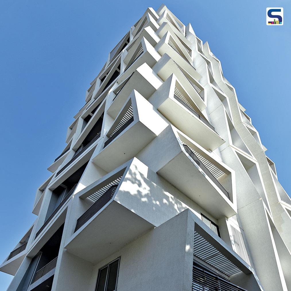 The apartments in Ishatvam 9 have been designed to occupy a complete floor opening out on all sides with each room extending into twenty feet high, double height decks