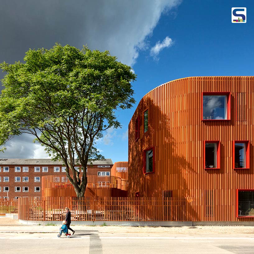 Forfatterhuset Kindergarten is located in a historic Copenhagen neighborhood, surrounded by old brick buildings. The architects, wanting to “understand the area’s characteristics …